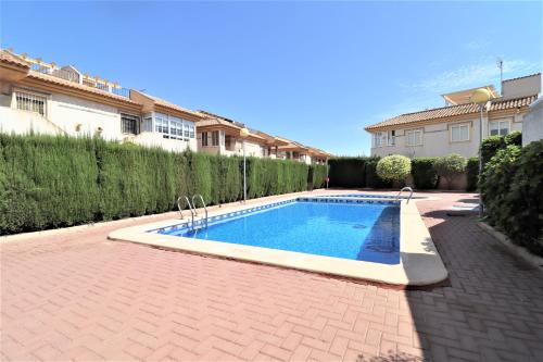 una piscina en medio de un patio de ladrillo en Ruidera Playa, en Los Alcázares