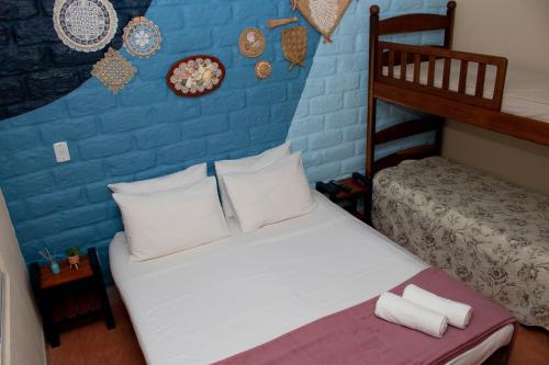 a bedroom with a bed and a blue wall at Chácara Lápis Lazuli in Cavalcante