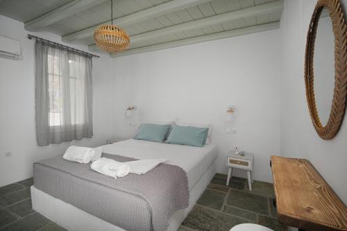 A bed or beds in a room at SERIFOS BELLA VISTA 2