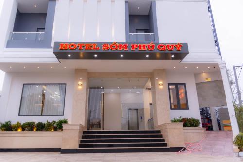 a hotel entrance with a sign that reads hotel son pan pico guy at Khách sạn Sớm Phú Quý - Ninh Thuận in Phan Rang