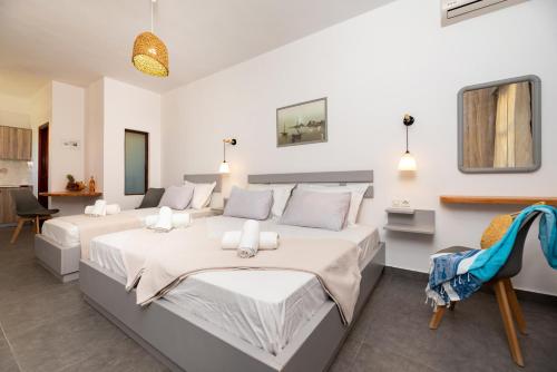 een slaapkamer met 2 bedden in een kamer bij Marina's Studios in Perivolos