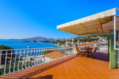 Three Bedroom Apartment With Amazing Sea View