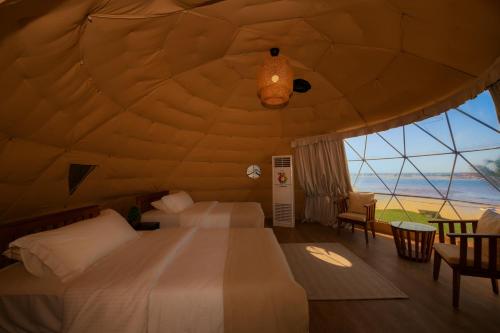 Postel nebo postele na pokoji v ubytování Siniya Island Leisure Campground Umm Al Quwain