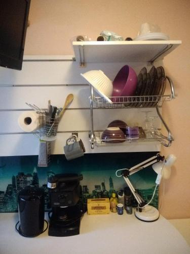 - un comptoir de cuisine avec une étagère au-dessus d'un évier dans l'établissement Studette Cannes centre, à Cannes