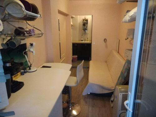 une pièce avec un bureau et une chaise dans une pièce dans l'établissement Studette Cannes centre, à Cannes