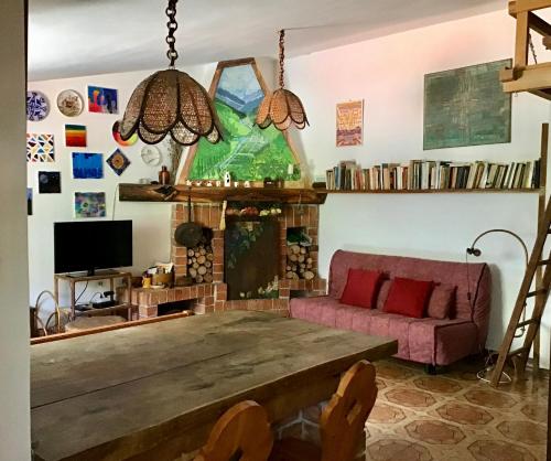 - un salon avec un canapé et une cheminée dans l'établissement La mansarda di Matilde, à San Bartolomeo
