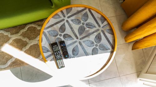 a mirror sitting on top of a floor with carrots at - CASA MANZONI - Luminoso appartamento zona Sferisterio in Macerata