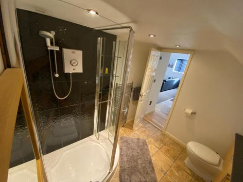 A bathroom at Spacious One Bed Deluxe Apartment in Daventry
