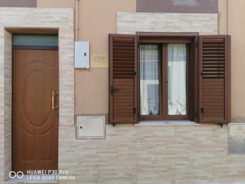 een gebouw met twee ramen en een houten deur bij Casa vacanze da Nonna Rosa in Ortona