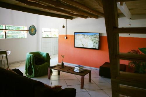 uma sala de estar com um sofá e uma mesa em Santo Hostel em Porto Seguro