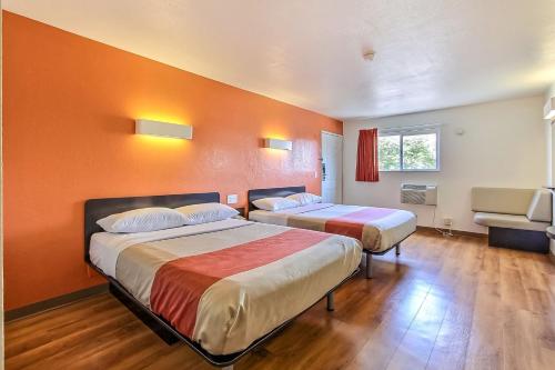 Кровать или кровати в номере Motel 6-San Jose, CA - Airport