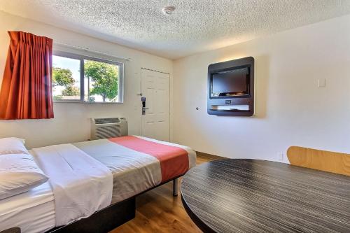 Кровать или кровати в номере Motel 6-San Jose, CA - Airport