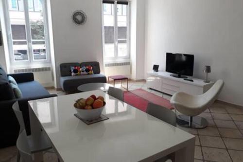 Photo de la galerie de l'établissement Spacious Appartment Wifi Next To The Port, à Nice