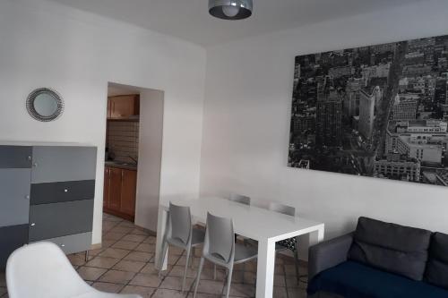 Photo de la galerie de l'établissement Spacious Appartment Wifi Next To The Port, à Nice