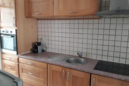 Photo de la galerie de l'établissement Spacious Appartment Wifi Next To The Port, à Nice