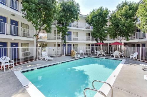 a swimming pool in front of a apartment building at Motel 6-Sunnyvale, CA - North in Sunnyvale