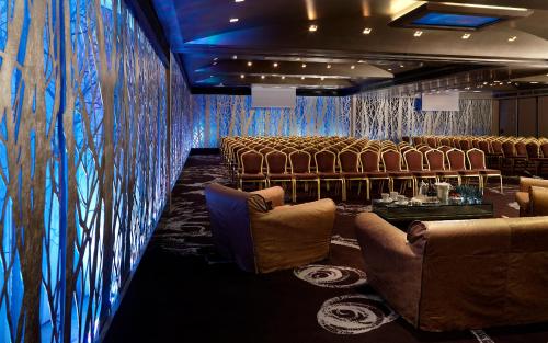 Un lugar para sentarse en Radisson Blu Park Hotel Athens
