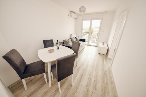 a living room with a white table and chairs at Apartman Katarina in Banja Koviljača