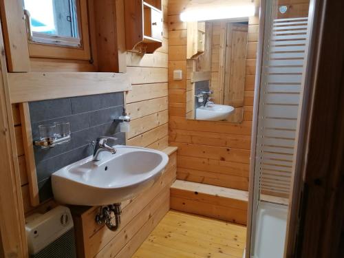 Un baño de Gemütliches Ferienhaus mit Holzofen und Sauna