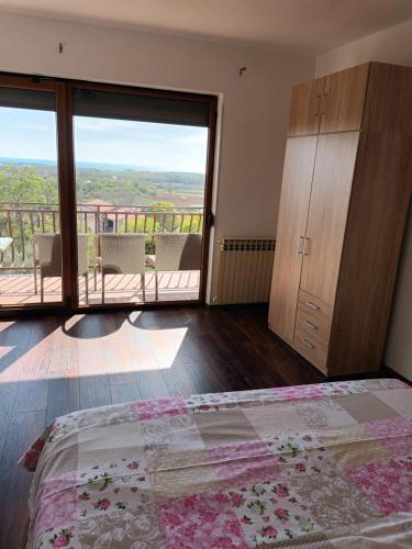 1 dormitorio con 1 cama y puerta corredera de cristal en Karlo, en Poreč