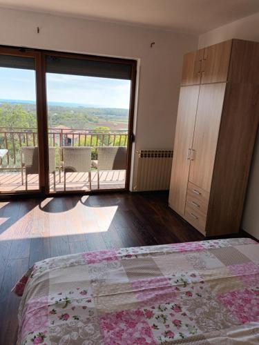 een slaapkamer met een bed en een glazen schuifdeur bij Karlo in Poreč