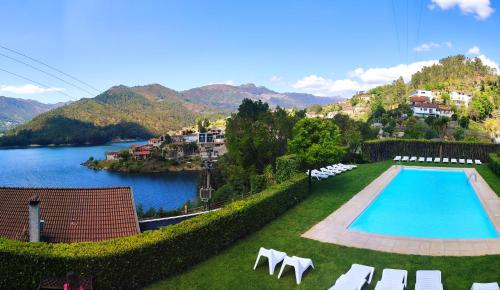 una piscina con sillas y vistas al río en Verde Pinho en Geres