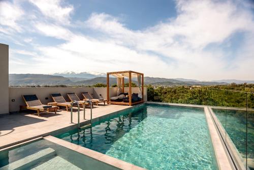 Bazén v ubytování Soleado Villa Chania (rooftop pool) nebo v jeho okolí