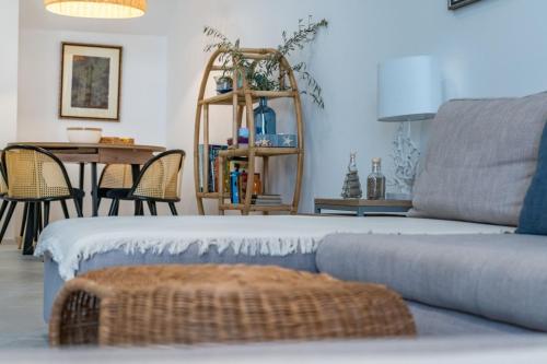 een woonkamer met een bank en een tafel bij Apartment Nobilis in Zambratija