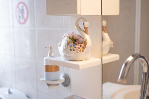 a bathroom with a sink with a toothbrush in a holder at Theofanis Giannoulis apartment in Anemómylos
