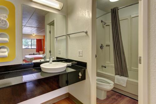 Motel 6-York, PA tesisinde bir banyo