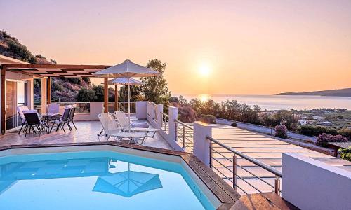 Villa con piscina y vistas al océano en Villa di Creta Heated Pool, en Kalyves