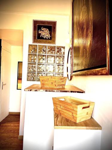 une cuisine avec un comptoir et des boîtes en bois dans l'établissement Cozy studio avec terrasse au village naturiste Cap Agde, au Cap d'Agde