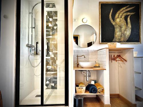une salle de bain avec douche et lavabo dans l'établissement Cozy studio avec terrasse au village naturiste Cap Agde, au Cap d'Agde