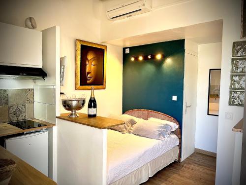 une petite chambre avec un lit dans une cuisine dans l'établissement Cozy studio avec terrasse au village naturiste Cap Agde, au Cap d'Agde