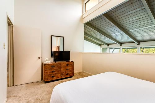 Postel nebo postele na pokoji v ubytování Sunnyside Beach & Tennis #54