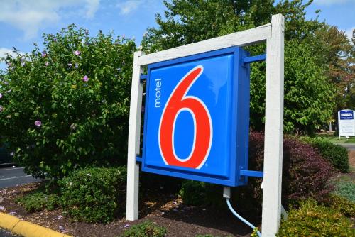 a blue gas pump sign with the number six at Motel 6-Wethersfield, CT - Hartford in Wethersfield