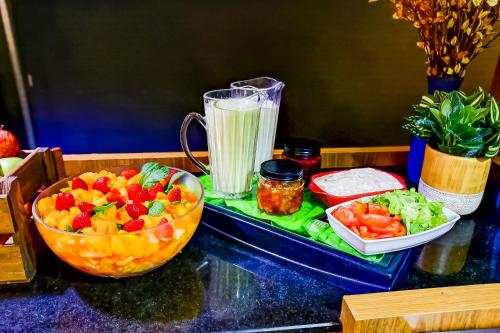 a counter with a blender and a bowl of fruit at ibis Rio de Janeiro Nova America in Rio de Janeiro