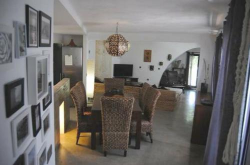 comedor y sala de estar con mesa y sillas en Apartamento El Cuarton, en Tarifa