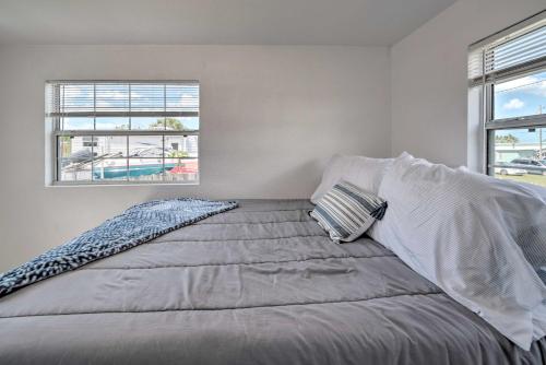 Легло или легла в стая в Sunny Hudson Escape with Gulf Views and Boat Dock