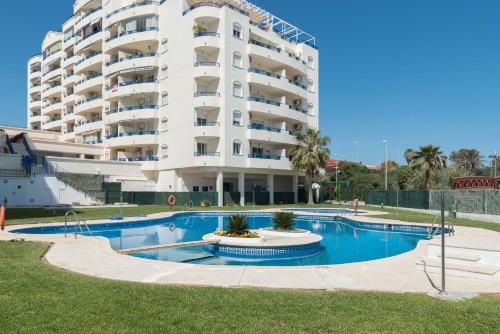 una piscina frente a un gran edificio de apartamentos en Apartamento 374, en Marbella