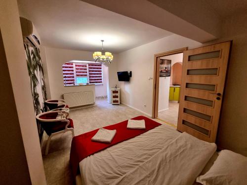ein Schlafzimmer mit einem Bett mit einer roten Decke in der Unterkunft Apartament Faleza in Galaţi