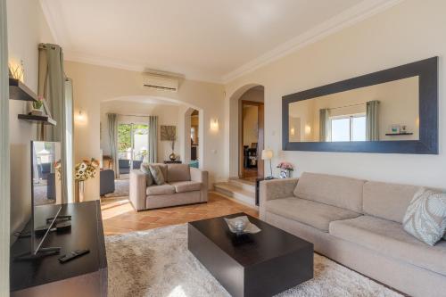 Ruang duduk di Balancal Apartments and Villas Palheiro Village