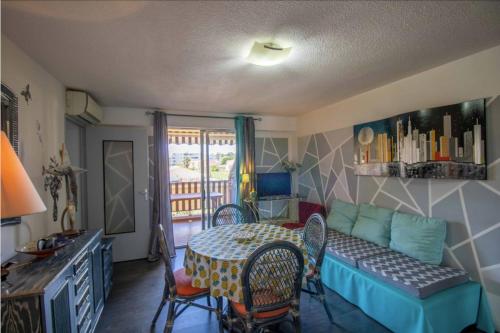 un salon avec une table et un canapé dans l'établissement Cosy 35 M2 With Balcony In A Quiet Residence, à Fréjus