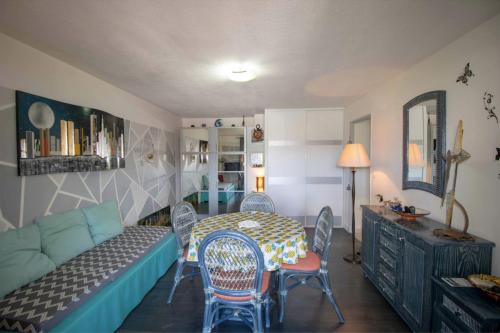 un salon avec une table et un canapé dans l'établissement Cosy 35 M2 With Balcony In A Quiet Residence, à Fréjus