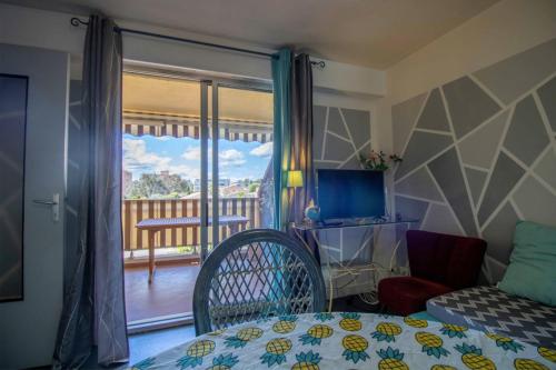 une chambre avec un lit et un balcon dans l'établissement Cosy 35 M2 With Balcony In A Quiet Residence, à Fréjus