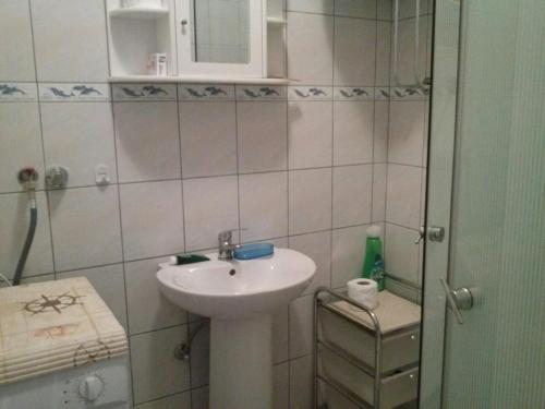 y baño pequeño con lavabo y ducha. en Holiday Home Tomislav en Komiža