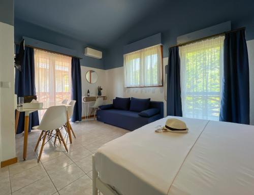 弗爾卡的住宿－Joseph Village Apartments，客厅配有床和蓝色沙发