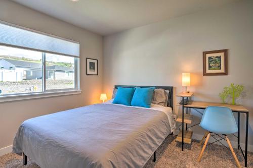 Posteľ alebo postele v izbe v ubytovaní Charming Home with Mtn and Columbia River Views!