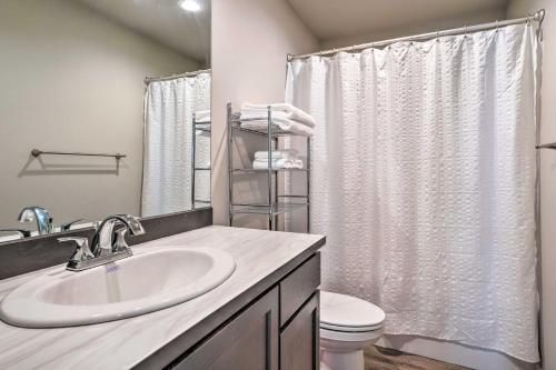 Bathroom sa Charming Home with Mtn and Columbia River Views!