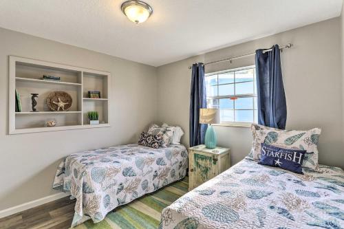 Ένα ή περισσότερα κρεβάτια σε δωμάτιο στο Merritt Island Home with Private Pool and Patio!